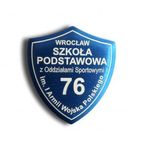 tarcze szkolne z aluminium anodowanego na kolor niebieski z zapięciem samozaciskowym